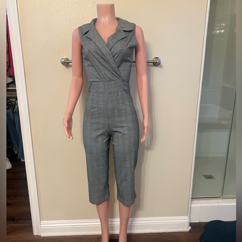 Chic Gray Sleeveless Jumpsuit. Size M.
